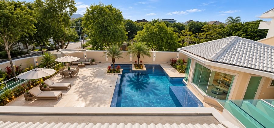 Jardim e piscina de altíssimo padrão no Quintas do Rio